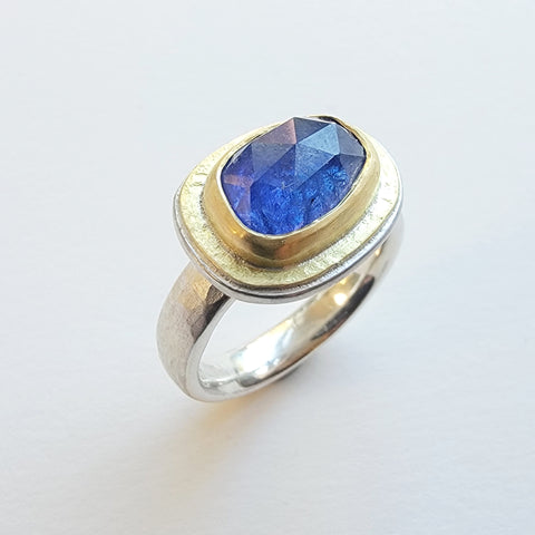 Rosecut tanzanite hammered ring